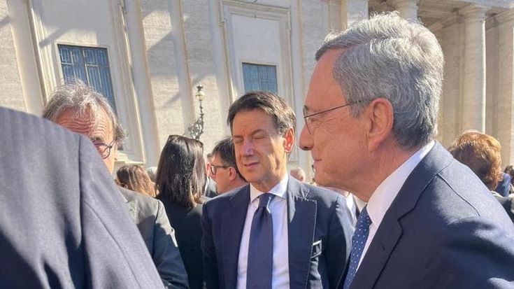 Governo, opposizioni, ex premier: un giorno di concordia per Francesco. Conte chiacchiera con Draghi