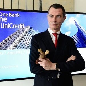 Tagli a Unicredit, l'ad Mustier scrive ai dipendenti: "Gestiremo tutto con prepensionamenti"