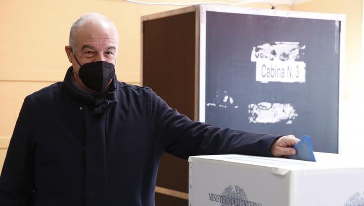 Ballottaggio Roma, sfida tra Gualtieri e Michetti. Affluenza in calo di 4 punti: alle 23:40  in città ha votato il 30,87%