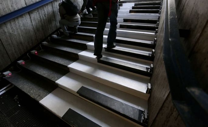 Musica in metro, le scale delle fermate diventano un pianoforte