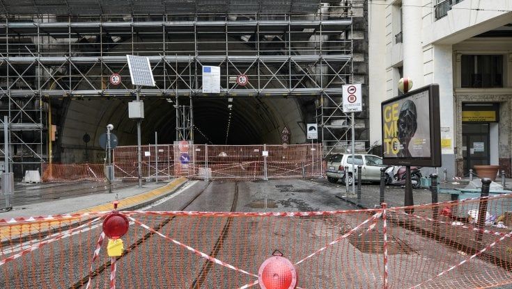 Napoli, chiusa via Arcoleo: nuova viabilità davanti alla Galleria Vittoria