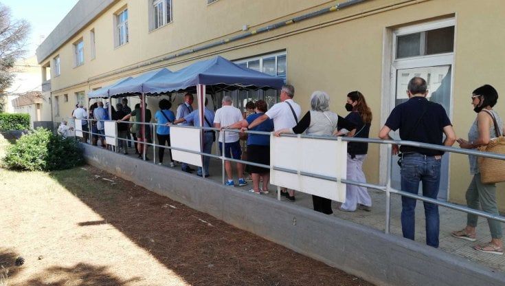 Covid, a Bari tornano le code per i vaccini: decine di over60 all'hub per la quarta dose