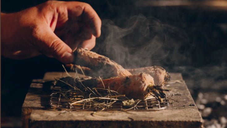 Il ristorante nel bosco che vieta i cellulari e ha un conto fisso da 650 euro a persona