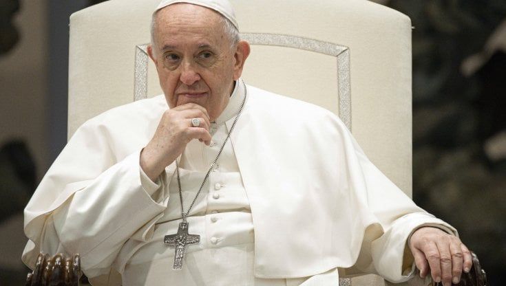 Il Papa ai seminaristi: "Anche preti e suore hanno il vizio del porno sul web. Attenzione: il diavolo entra da lì e indebolisce l'anima"