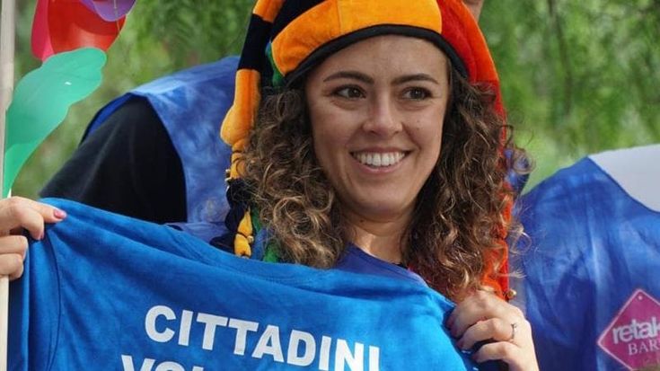 Bari, festeggia il compleanno ripulendo dai rifiuti il giardino di Santa Rita. Retake: “Grande idea”