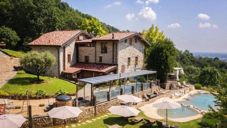 Rapina in un agriturismo di Alzano Lombardo: picchiato il titolare, bottino da 50mila euro