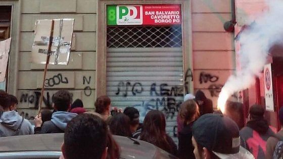 Torino, oltre 500 studenti in corteo: assalto con vernice alla sede del Pd, uova contro il Miur