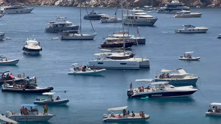 Sardegna: “Yacht e navi come cavallette”. L’invasione distrugge la vita dei fondali