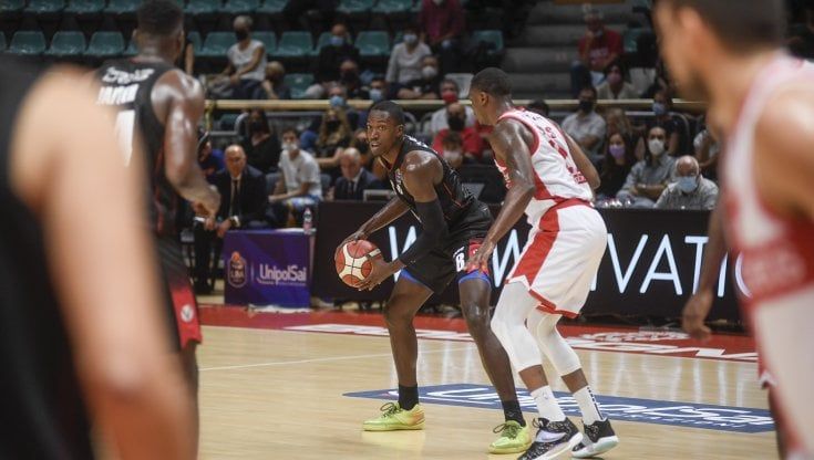 La Virtus travolge Varese 97-56