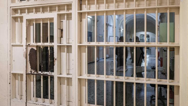 Blitz nel carcere di Lecce, sequestrati cocaina, hashish e 22 telefonini: “Una piazza di spaccio”