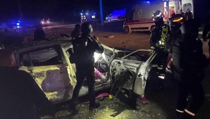 Kharkiv, doppio attacco russo: i pompieri al lavoro tra i 10 edifici a fuoco e le auto distrutte