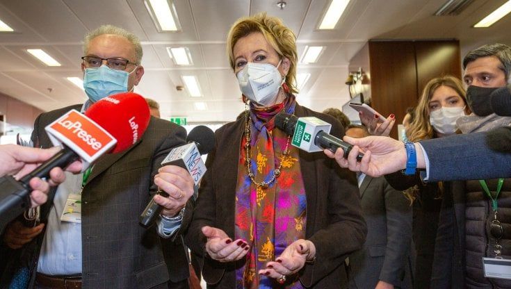 Moratti tra annunci-lampo e gaffe ruba la scena a Fontana. E c'è chi la chiama già la 'zarina di Palazzo Lombardia'