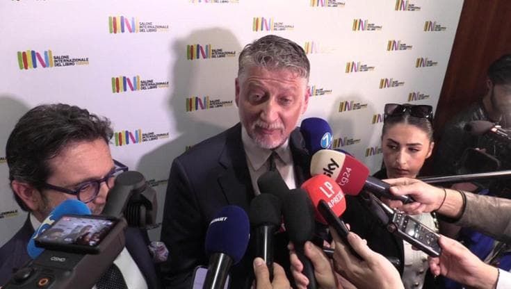 Salone del Libro, Giuli: "Ha ragione il comandante Favino. Le firme non mi interessano”