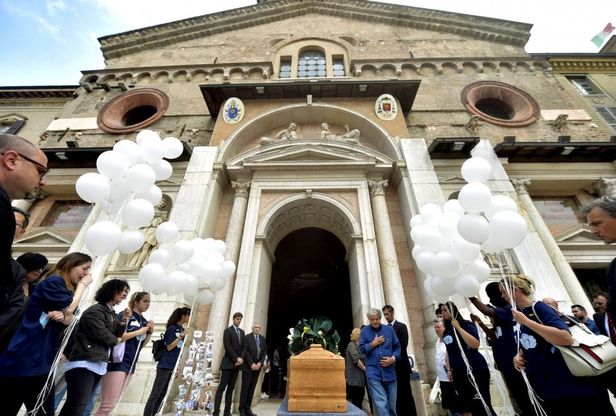 Reggio Emilia, duomo stipato per l'addio a Rebecca - Foto 