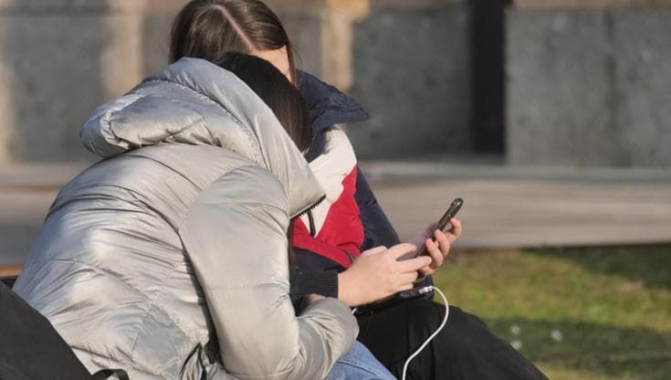 Immagini di modelle che si spogliano prima di un set, rubate e diffuse online: si indaga su una rete