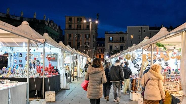 Natale 2025: crescono i viaggi brevi tra mercatini, presepi e treni storici