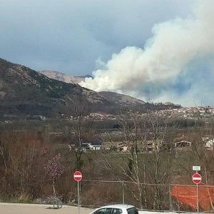 Il vento forte scatena incendi nei boschi in Piemonte, case sgomberate a Valdellatorre