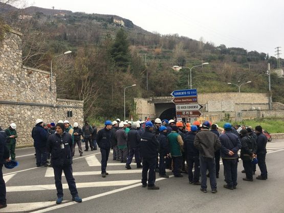 Castellammare, operai Fincantieri protestano. Bloccata la galleria per Sorrento