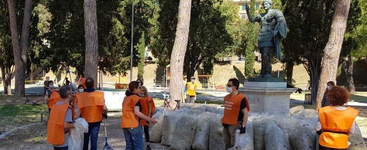 Il verde di Roma, parco di Castel Sant'Angelo: ci pensano i volontari a pulirlo