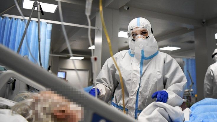 Al via le terze dosi per 25 mila fragili, ma è allarme contagi fra i sanitari