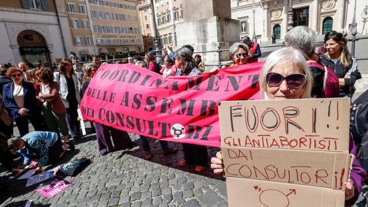 L’ambigua battaglia della destra meloniana per aprire i consultori agli ultra-cattolici