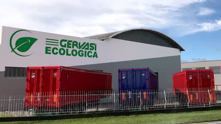 A 80 anni lavora in fabbrica e gli cade in testa un tubo di ferro: è gravissimo