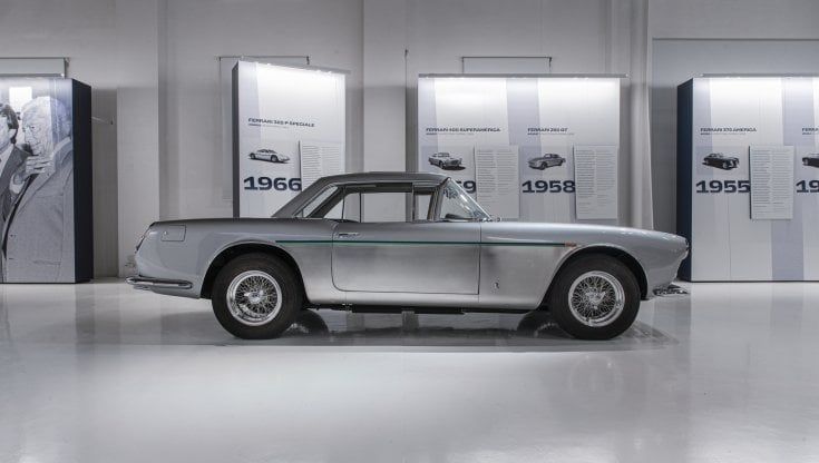 "Gianni Agnelli. L'eleganza del mito", che mostra al Museo Ferrari