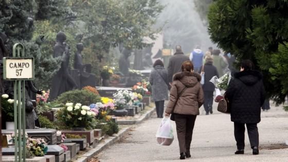 Milano, stangata in vista per le tariffe cimiteriali: i non residenti pagheranno fino all'80% in pi&ugrave;