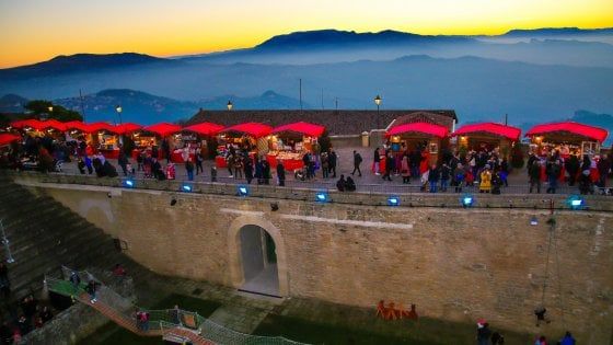 San Marino si illumina a festa con i mercatini e le luci natalizie
