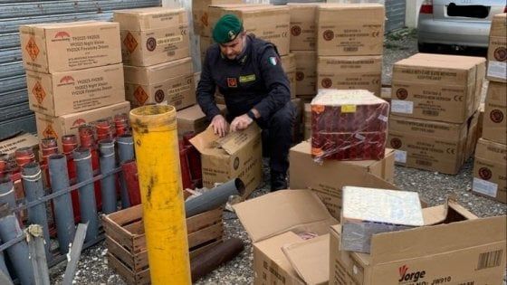 Lecce, sequestrati 15 quintali di fuochi pirotecnici illegali in un box: denunciato il proprietario