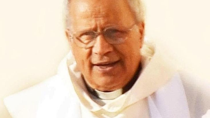Addio a padre Angelo Buccarello, si è sentito male dopo un tuffo in mare in Salento: aveva 82 anni