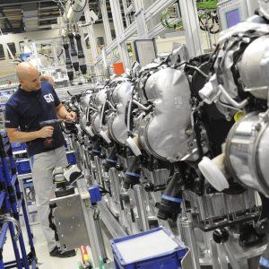 Ripresa in atto, ma nell'industria sorridono solo auto ed energia. Lavoro: più teste, meno ore