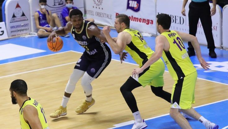 Basket, focolaio Covid in casa Brindisi: a rischio la gara con Milano