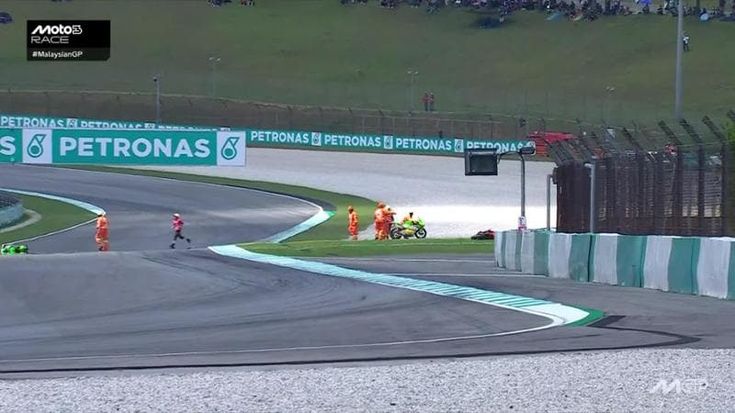 Spaventoso incidente in Moto3 a Sepang, Rueda centra Dettwiler: lo svizzero in terapia intensiva