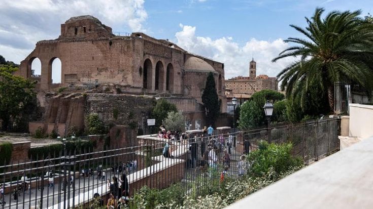 Venere, Costantino e le mendicanti, passeggiata tra gli affreschi di Palazzo Rivaldi