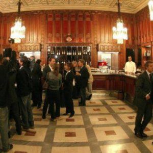 Camera: la buvette alza i prezzi, 'stretta' sulle mandorle