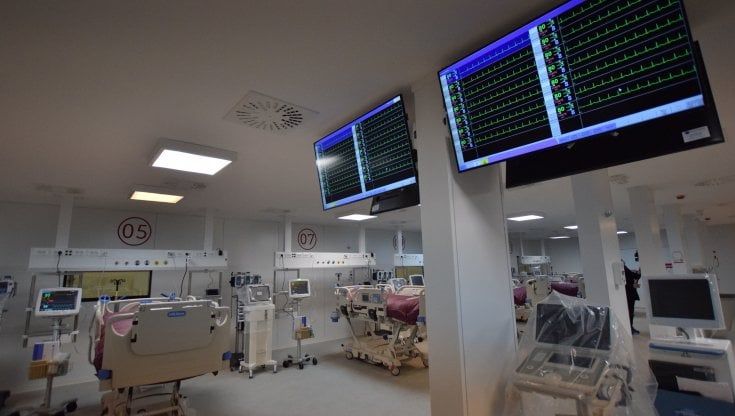 Bari, l'ospedale Covid in Fiera da 25 milioni di euro non è collaudabile: "Gravi irregolarità nella gara di appalto"