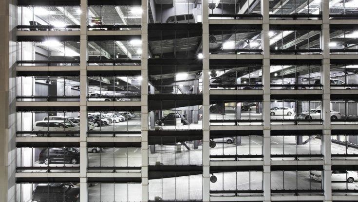 Le auto elettriche pesano troppo, a rischio la sicurezza dei parcheggi multipiano