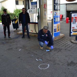 Altamura, reagisce alla rapina nella stazione di servizio: ferito il figlio del titolare 