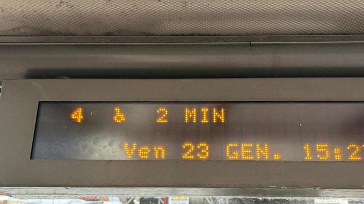 Un simbolo sul display indica i mezzi accessibili ai disabili: ma la metà dei tram non lo sono