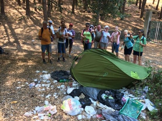 Ischia, rifiuti nel bosco: i turisti lanciano un contest di denuncia, il sindaco interviene