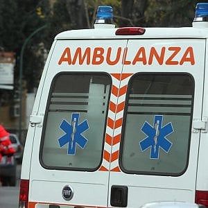 Milano, improvvisa inversione di un'auto che travolge un motociclista uccidendolo