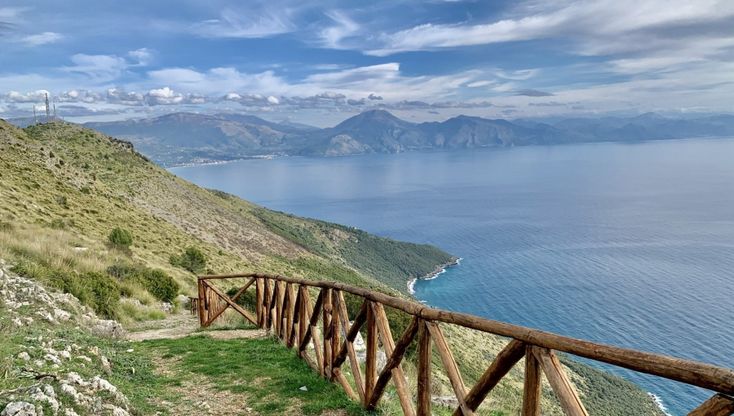 Ammirare il Sud da una panchina in Cilento: lo spettacolo dalla terrazza di Ciolandrea