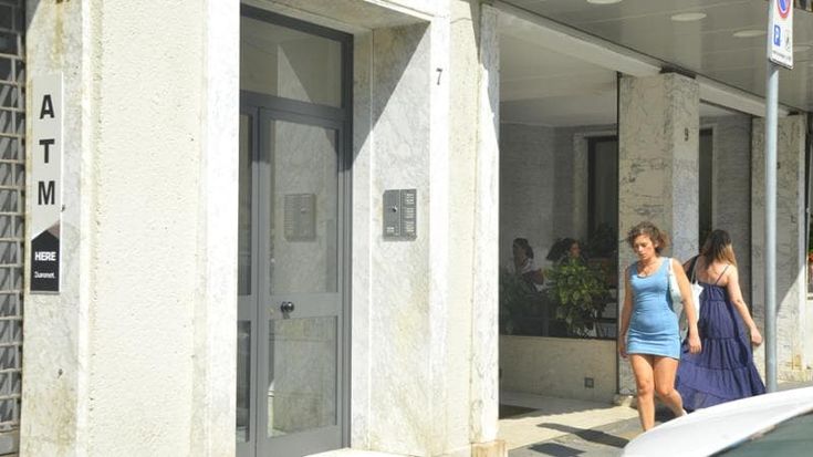 Pensionato in coma dopo l’aggressione: “Aiutava anche quella ragazza”