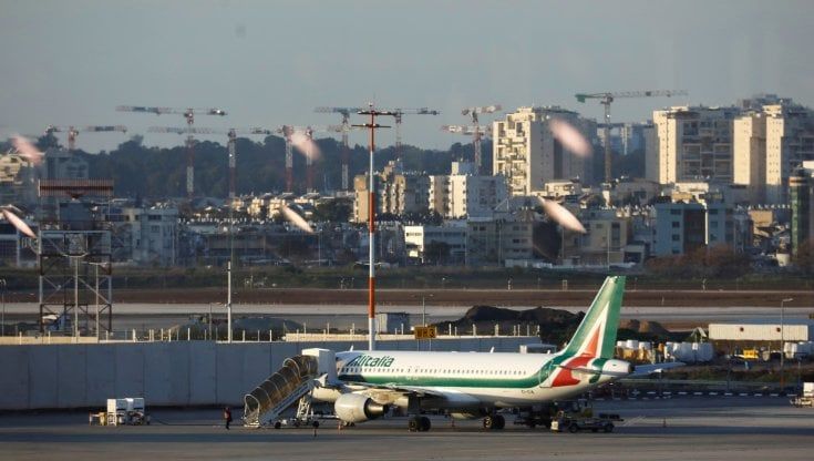 Giorgetti: "Su Alitalia braccio di ferro con la Ue: in settimana si decide"