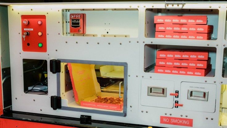 Il robot che fa la pizza inventato da un ingegnere spaziale
