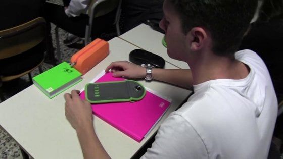 Scuola: ipotesi divieto totale dell'uso dei cellulari in classe. Bussetti: "Sì all'uso didattico"