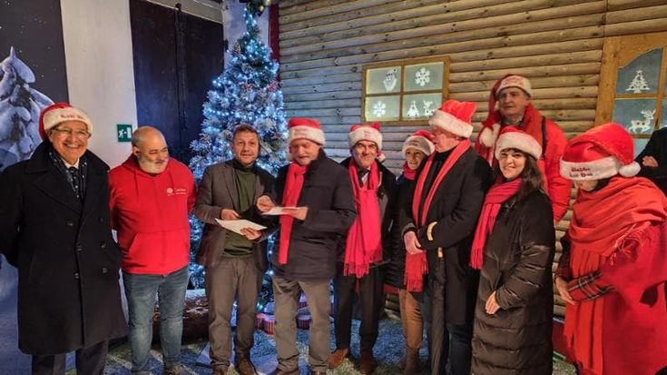 Compagnia dei Babbo Natale, 100 assegni alle famiglie. E nei quartieri arriva l'Orchestra giocattolo