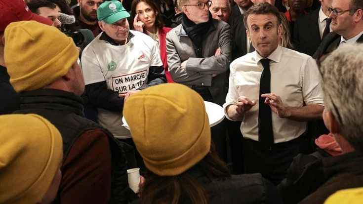 Insulti e scontri al Salone dell’Agricoltura, i contadini contestano Macron: “Bugiardo”