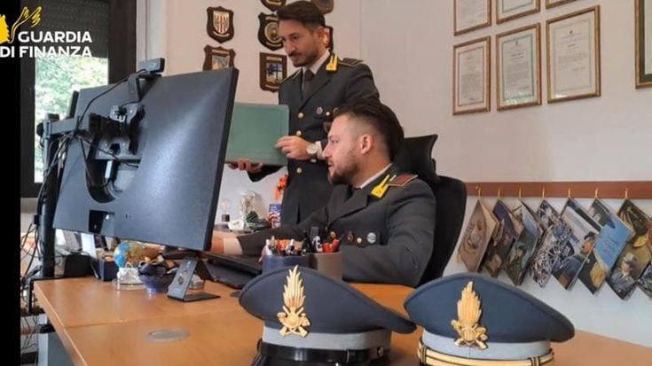 Timbrava il cartellino nel municipio del Varesotto ma poi andava a lavorare in Svizzera: denunciato